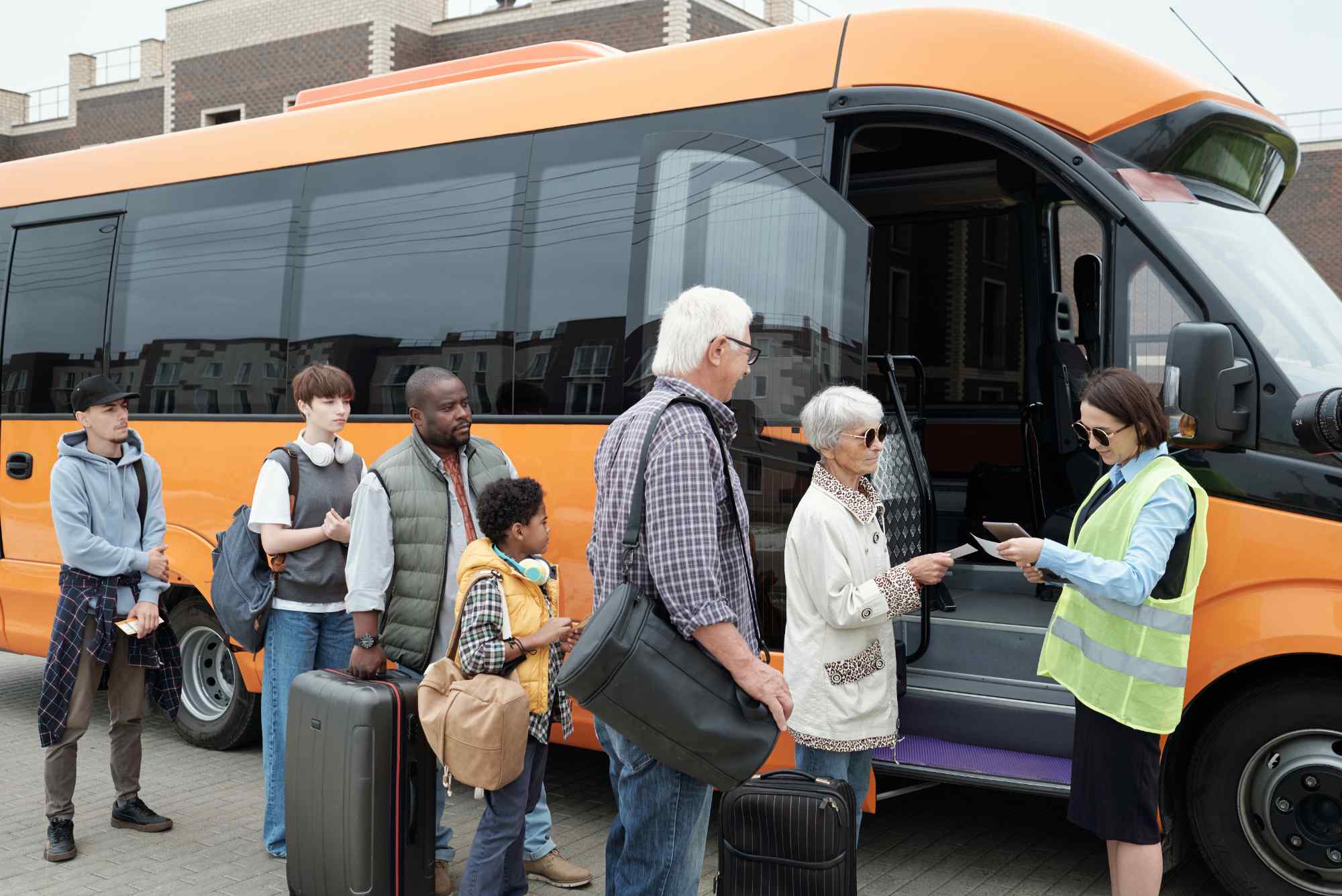 Chauffeur professionnel accueillant les voyageurs